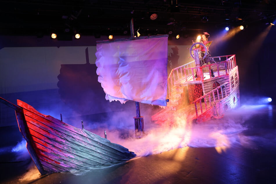 Die Performance spielt auf einem pinken Schiffswrack.