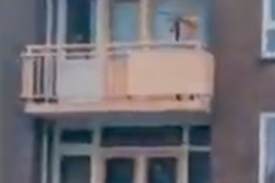 Mit einer Armbrust feuerte der Schütze vom Balkon.