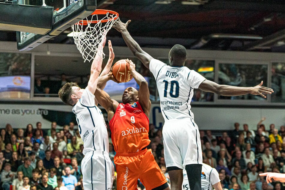 Kein Durchkommen. Der Chemnitzer DeAndre Lansdowne (35) versucht hier vergeblich den Ball an den Heidelbergern Andrew O Brien (l.) und Bakary Dibba (r.) in den Korb zu legen.