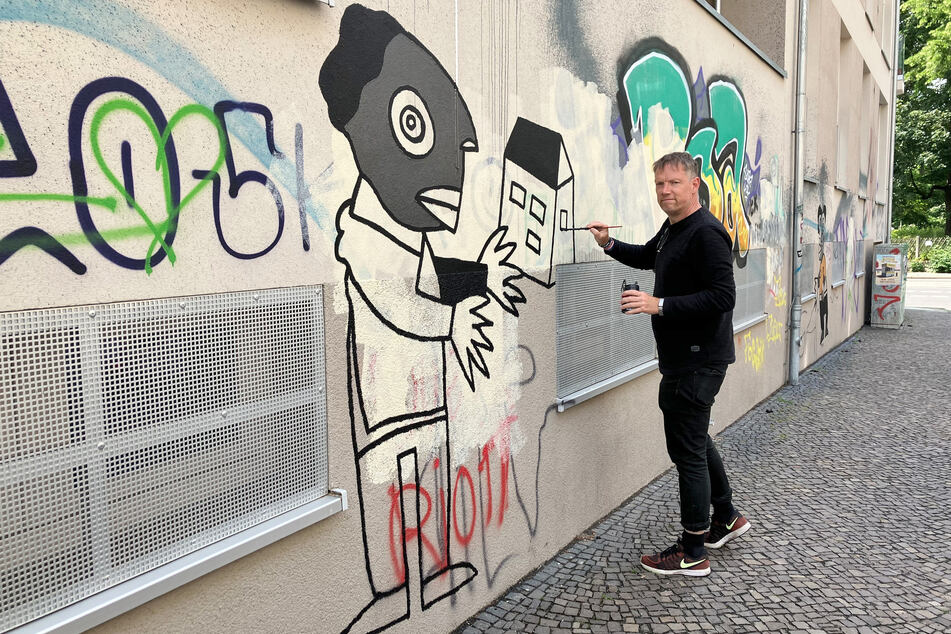 Der Künstler Michael Fischer-Art (54) bemalt momentan die Fassade eines Hauses im Stadtteil Connewitz.