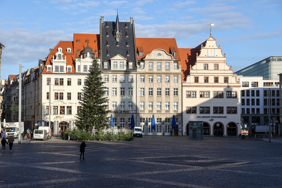 Der Weihnachtsbaum und der "Chor der Engel" auf dem Leipziger Marktplatz.