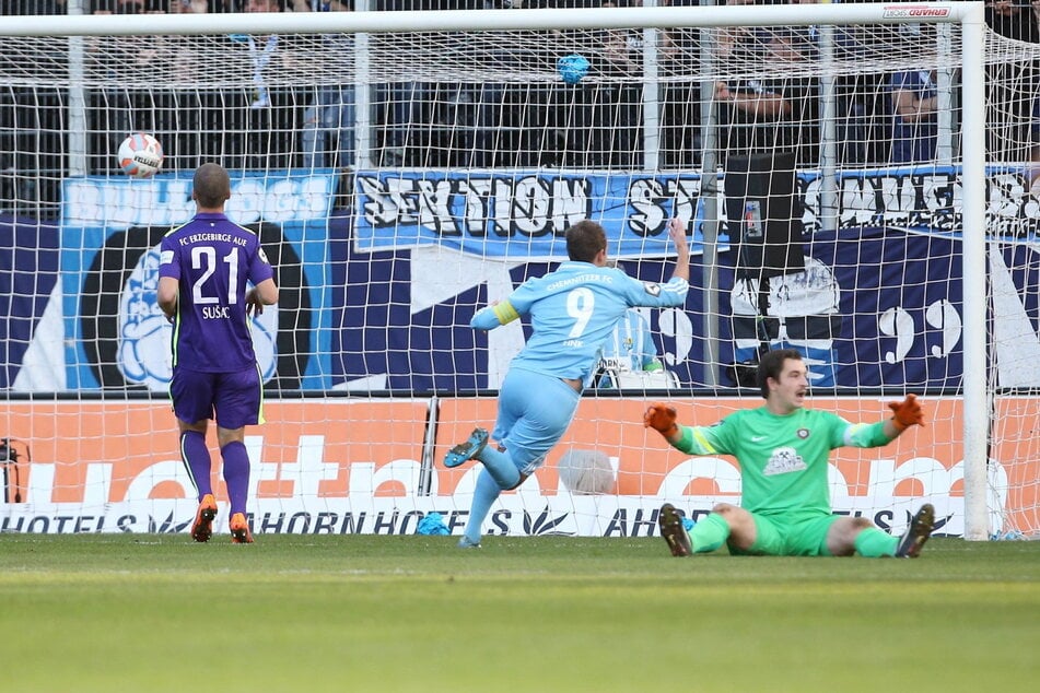 Anton Fink (35, M.) traf beim letzten Aufeinandertreffen im Stadion an der Gellertstraße zum 1:0 für den CFC, der am Ende aber mit 1:2 gegen Aue verlor.