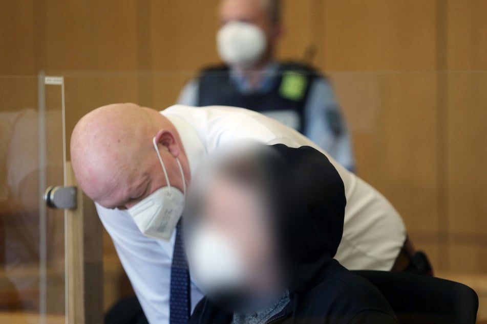 Die Anklage hat im Prozess um einen vor fast 25 Jahren begangenen Mord eine Verurteilung des Angeklagten (51) zu einer lebenslangen Haftstrafe beantragt.