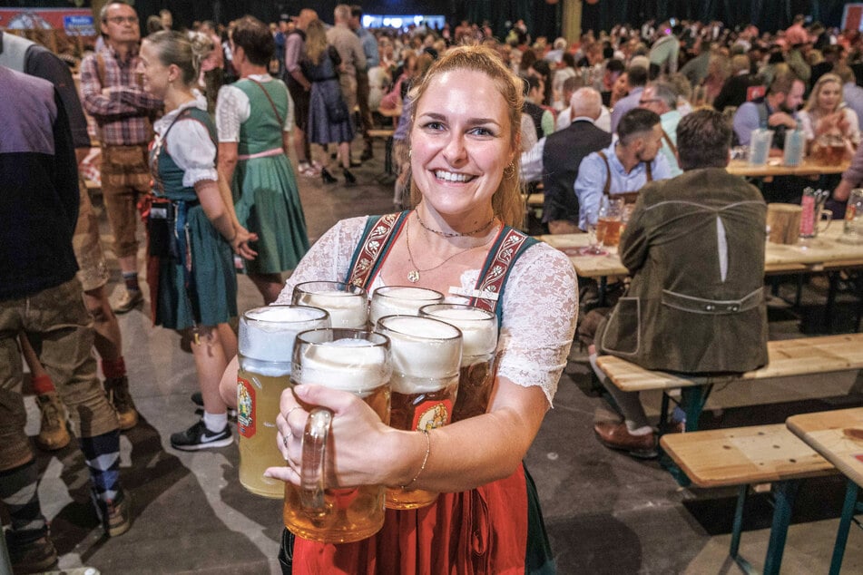 Kellnerin Lisa (25) versorgte die Gäste beim Pichmännel-Oktoberfest mit frisch gezapftem Festbier.