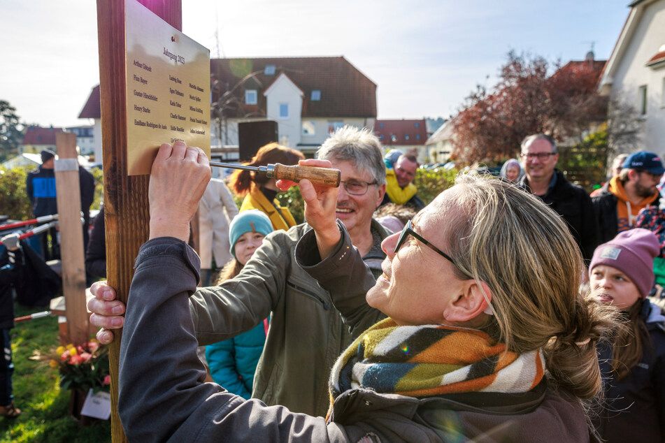 Susan Hegewald (42) brachte die Plakette mit den Namen der im vergangenen Jahr geborenen Kinder an.