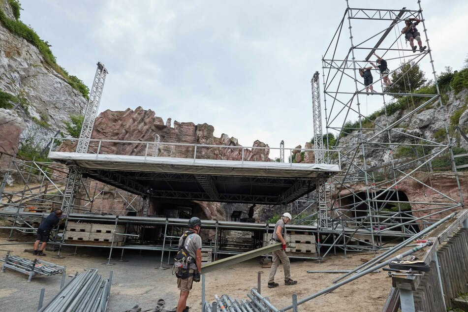 Arbeiter bauen eine Konzertbühne im Karl-May-Rund am Kalkberg auf.