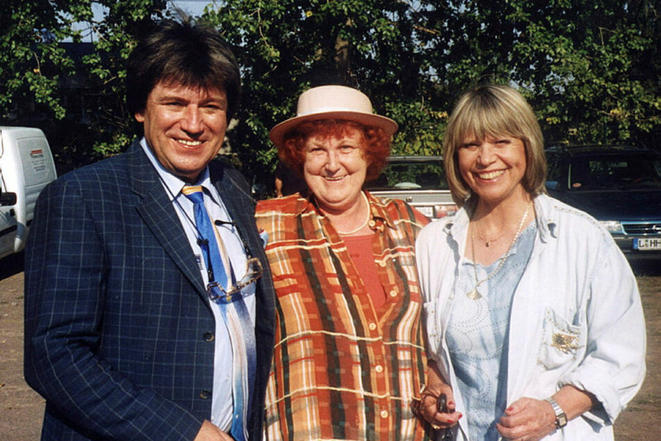 Ein flotter Hut war ihr Markenzeichen: Promijägerin Käte Brabandt (†75) mit Monika Hauff (76) und Klaus Dieter Henkler (76).