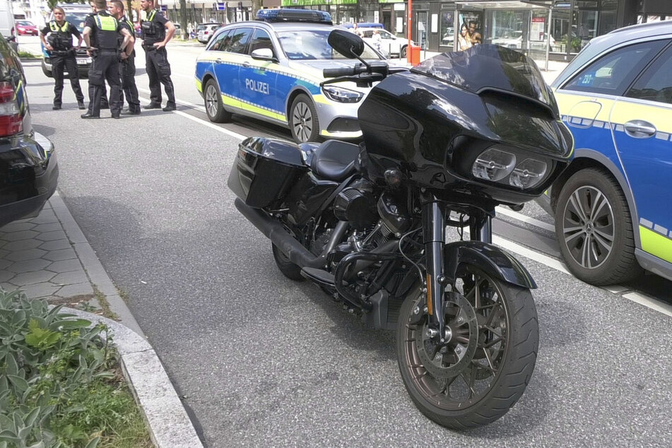 Die Polizei stellte die Harley sowie einen Tesla nach einem illegalen Straßenrennen sicher.