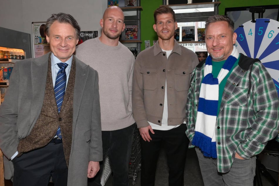 Wolfgang Bahro (64, l.) und Lars Pape (54, r.) haben am Set sportliche Unterstützung von den Hertha-Stars Toni Leistner (2.v.l.) und Florian Niederlechner (beide 34) bekommen.