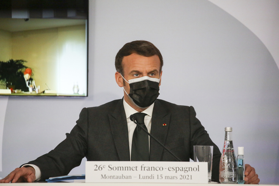 Emmanuel Macron (43), Präsident von Frankreich, trägt bei einem bilateralen Treffen mit Spaniens Ministerpräsident Sanchez einen Mund-Nasen-Schutz.