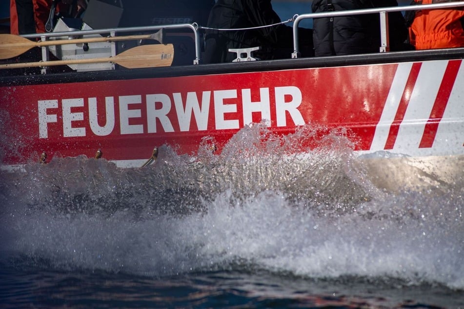 Per Rettungsboot suchte die Feuerwehr den See ab. Hinweise auf weitere in Not geratene Personen ergaben sich aber nicht. (Symbolfoto)