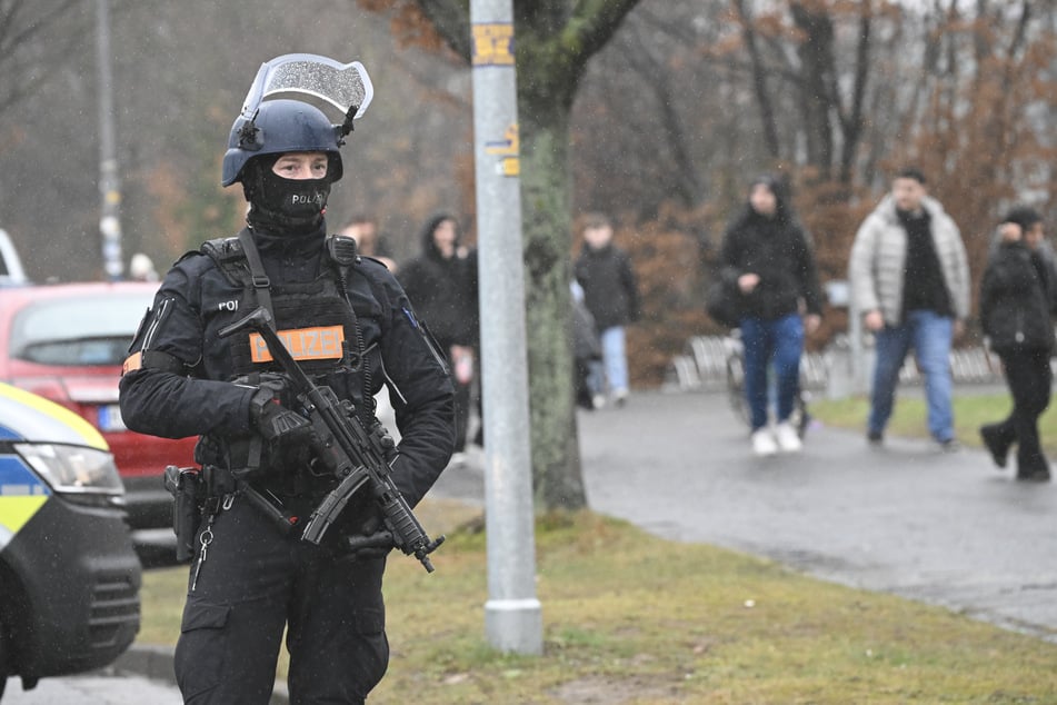 Die Berufsschüler mussten das Gebäude verlassen, wurden dabei von schwer bewaffneten Polizisten bewacht.