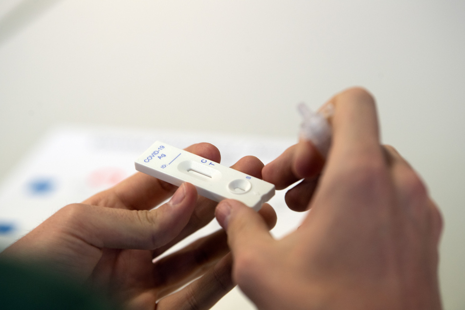 Ein Schüler führt einen Corona-Schnelltest durch. Ab Mittwoch stehen an allen weiterführenden Schulen in Sachsen die versprochenen Selbsttests zur Verfügung.