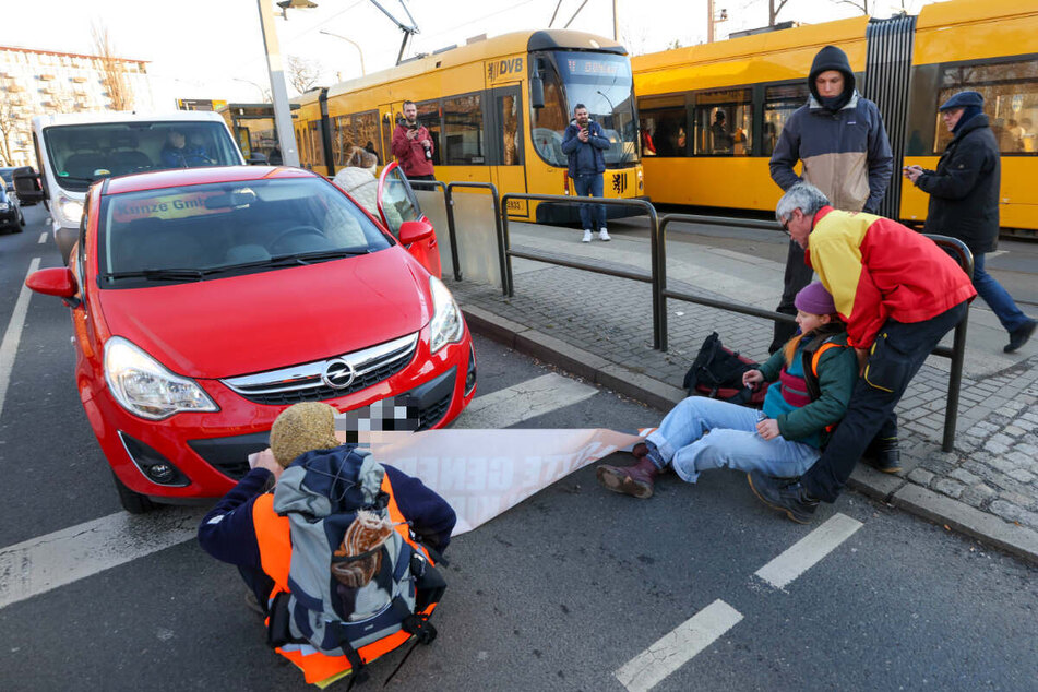 Dresden: Wutentbrannte Autofahrer: Aktivisten der "Letzten Generation" kleben sich am Lennéplatz fest