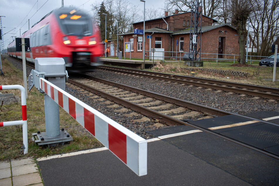 Ein Regionalexpress der Deutschen Bahn fährt durch den Bahnhof von Sülstorf in Richtung Ostsee.
