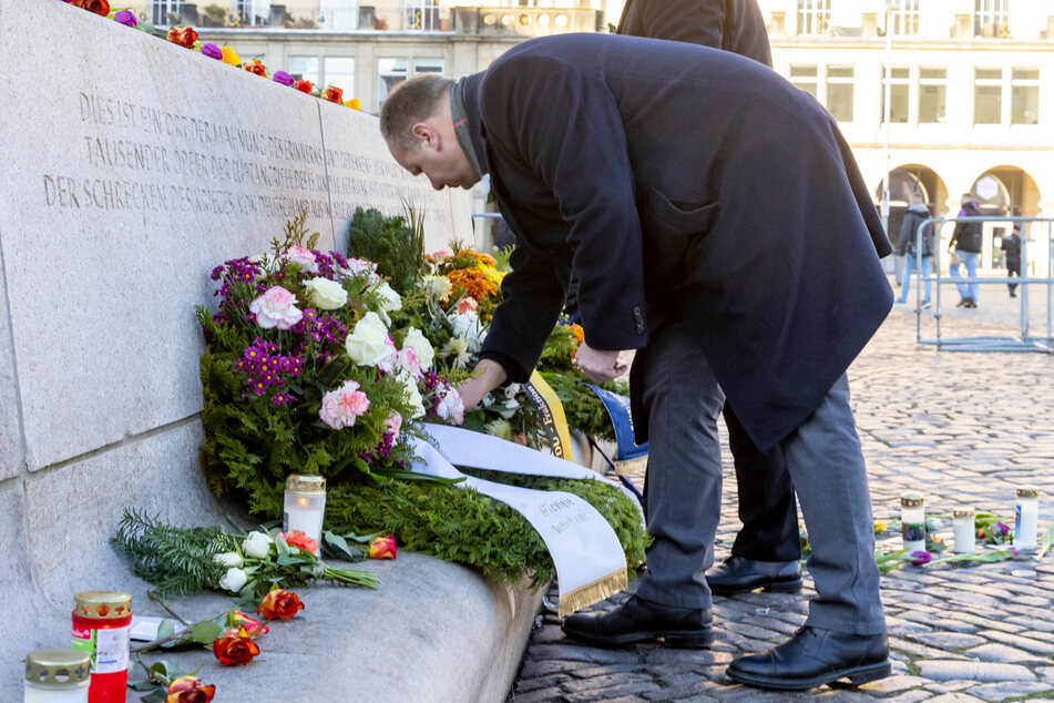 OB Hilbert legte auch vor zwei Jahren Blumen auf der Bank (noch mit Inschrift) nieder.