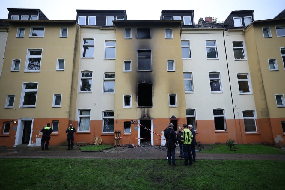 Die Spuren an dem Mehrfamilienhaus sind deutlich sichtbar.