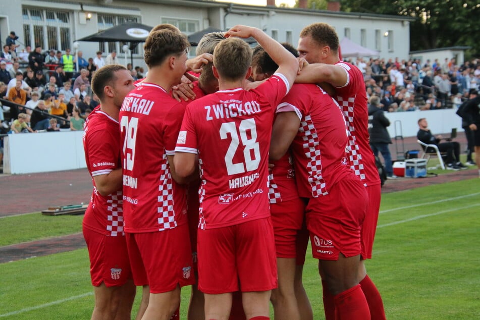 Jubel beim FSV Zwickau! Theo Martens brachte die Schwäne in der 76. Minute in Führung.