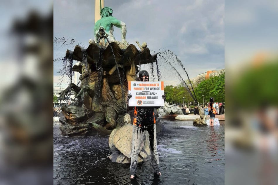Mehrere Mitglieder der "Letzten Generation" haben sich am Samstagnachmittag im Berliner Neptunbrunnen mit zähem schwarzem Leim übergossen.