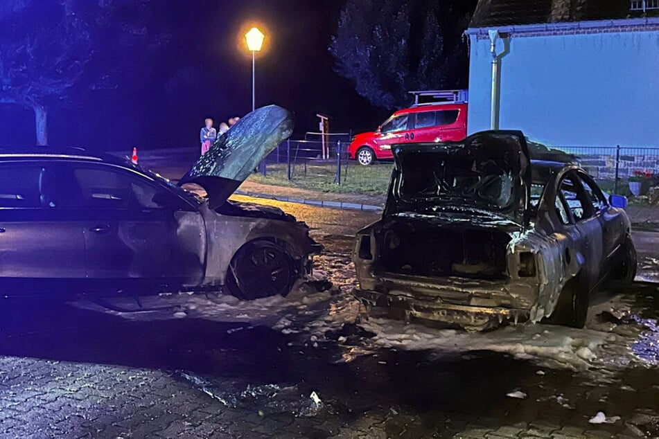 VW neben Sparkasse in Brand gesetzt: Flammen beschädigen weitere Autos