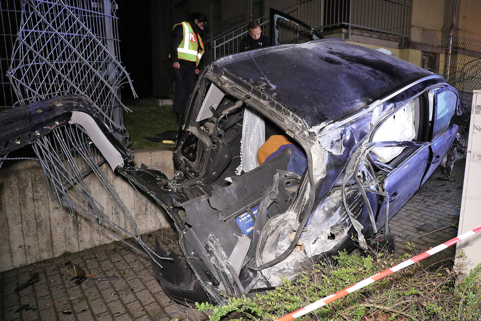Opel kracht gegen Mauer und zerstört Stromkasten: Fahrer flieht schwer verletzt