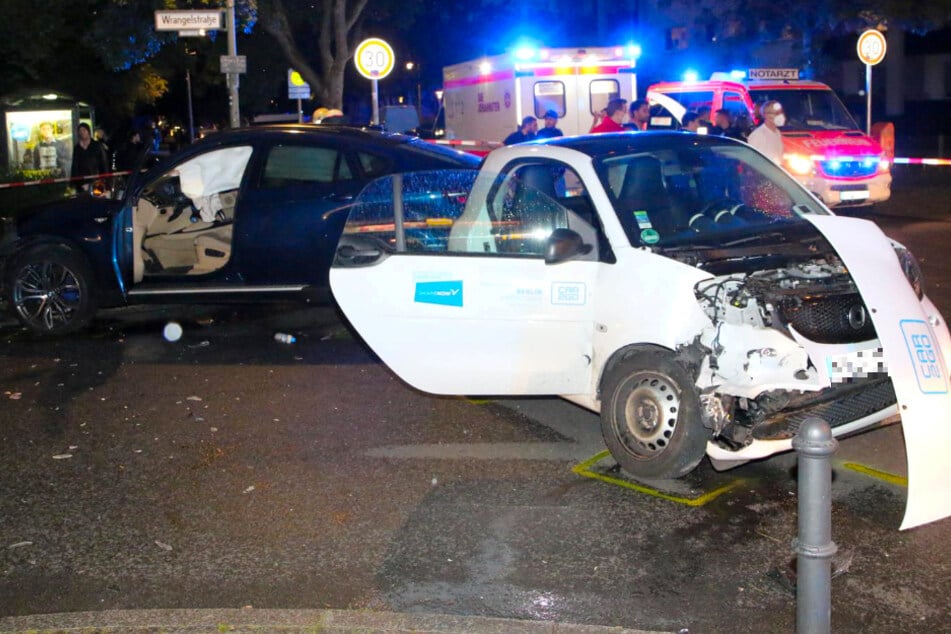 Ein BMW SUV und ein Smart waren ineinander gekracht.