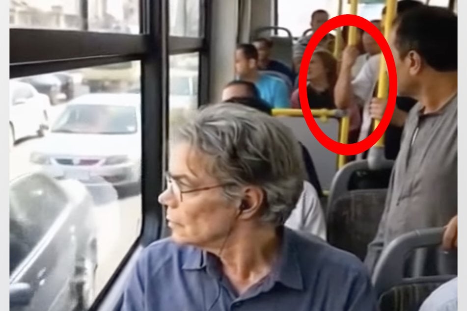 Der Arm des Passagiers im weißen Shirt gleitet bei seiner Bewegung durch die Stange des Busses hindurch.