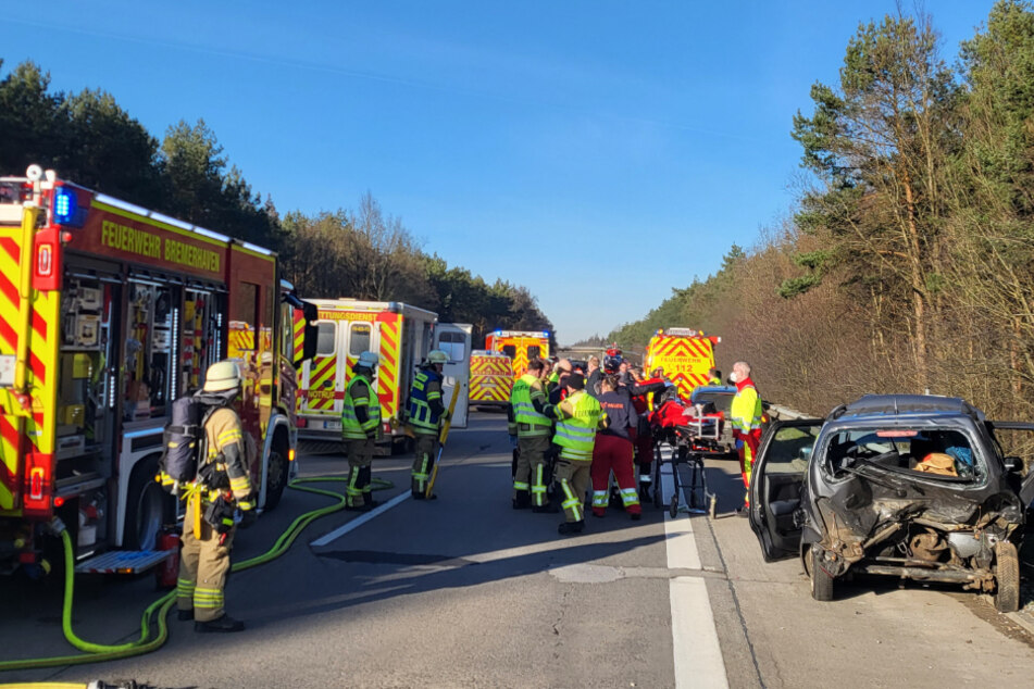 Bei einem Unfall auf der A27 bei Neuenwalde ist am Mittwoch eine 58-jährige Frau lebensgefährlich verletzt worden. Sie verstarb im Krankenhaus.
