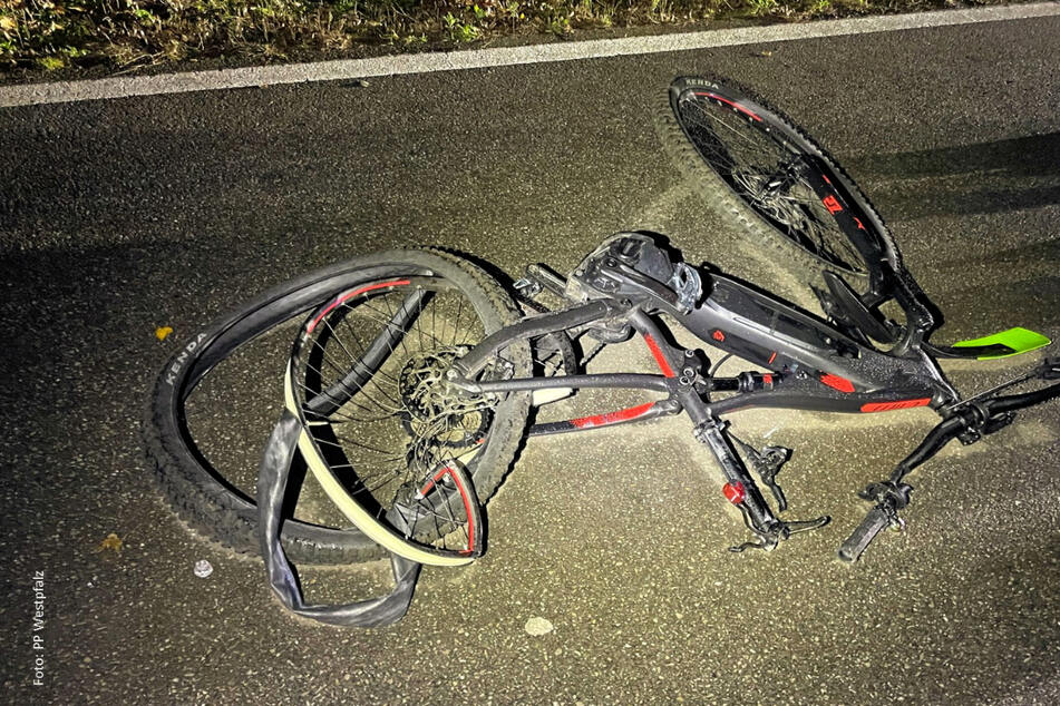 Fahrrad-Fahrer stürzt bei Unfall mit Auto in Windschutz-Scheibe und  verletzt sich schwer