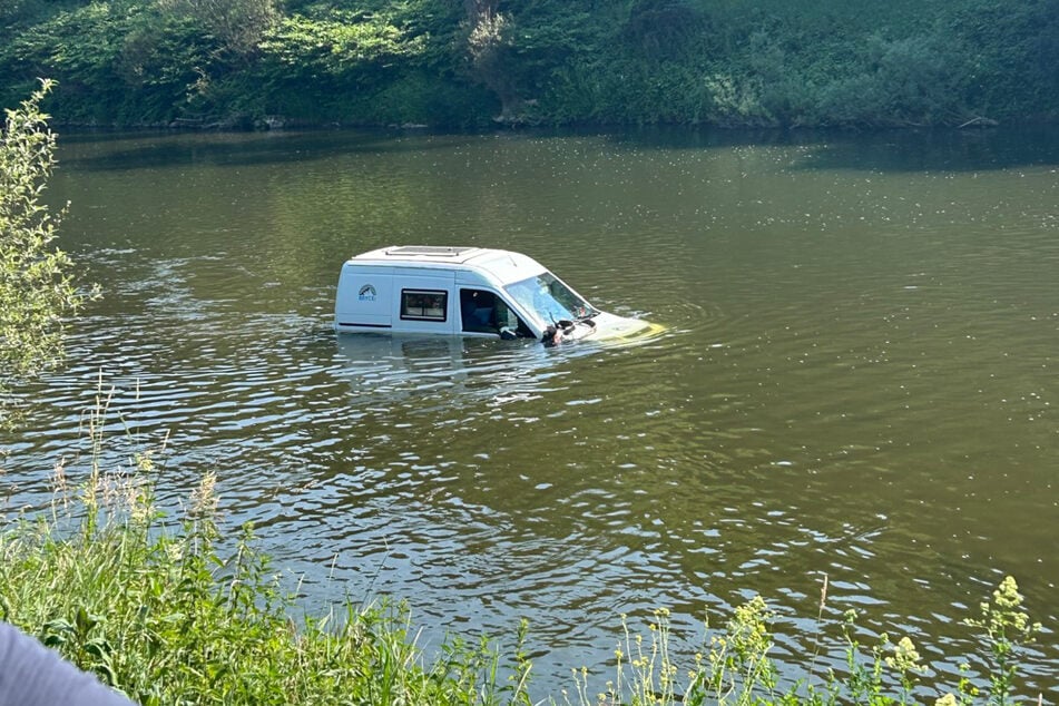 Im rheinland-pfälzischen Bollendorf landete am Samstag eine Frau mit ihrem Wohnmobil im Fluss Sauer.