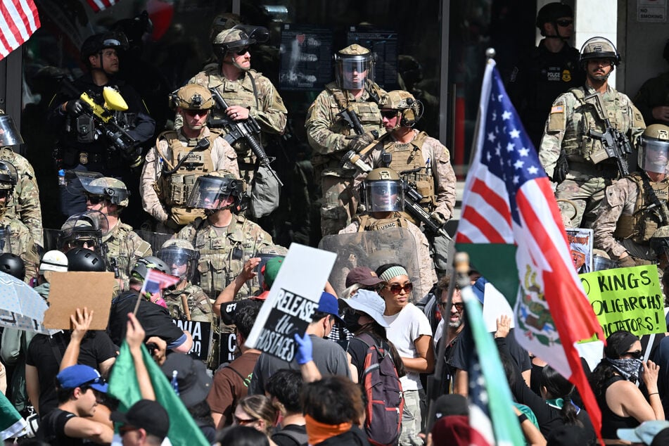 US Marines, California National Guard and Los Angeles Police stand guard on the steps of the Federal Building on June 14, 2025 in Los Angeles, as protesters participating in the "No Kings" demonstration arrived in the area.