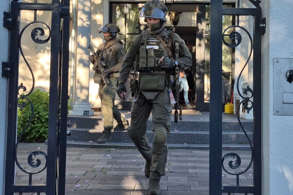 Berlin: SEK stürmt Villa in Brandenburg: Steuerbetrug in Millionenhöhe