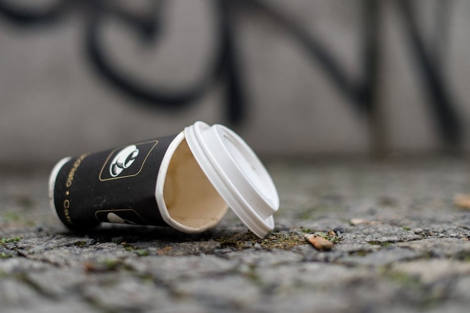 Zahlen der Senatsverwaltung zeigen: 2600 Bäume werden für die 170 Millionen Einwegbecher in Berlin pro Jahr benötigt. (Symbolfoto)