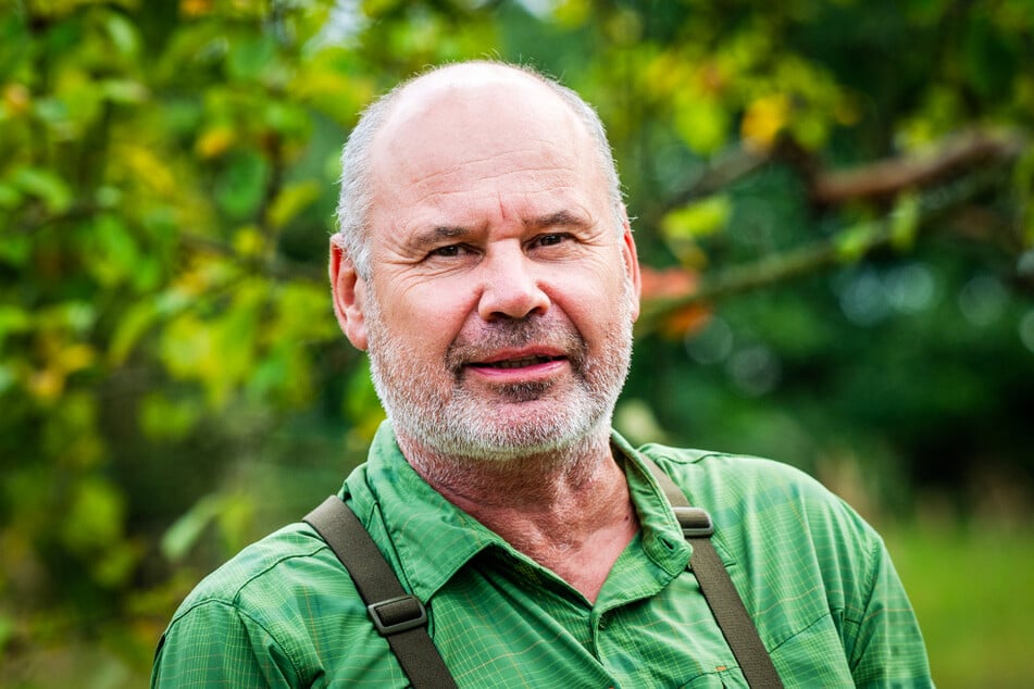 Jens Börner (57) von der Unteren Naturschutzbehörde organisiert die Apfelernte auf städtischen Wiesen.