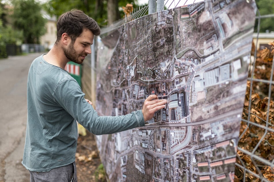 Fahrradfahrer Philipp Löschau (32) markiert beim Bürgerdialog mit einem roten Punkt eine gefährliche Stelle auf einem Plan der Zwickauer Straße.