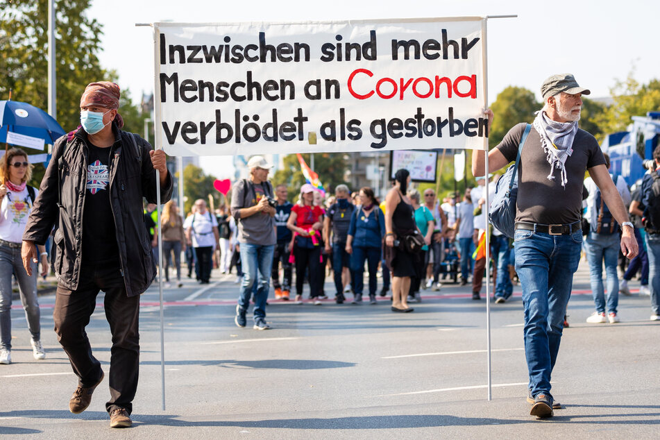 Gegnern der staatlichen Corona-Maßnahmen demonstrieren deutschlandweit in Großstädten. Für Sonntag ist eine Kundgebung in Düsseldorf angemeldet. (Symbolbild)