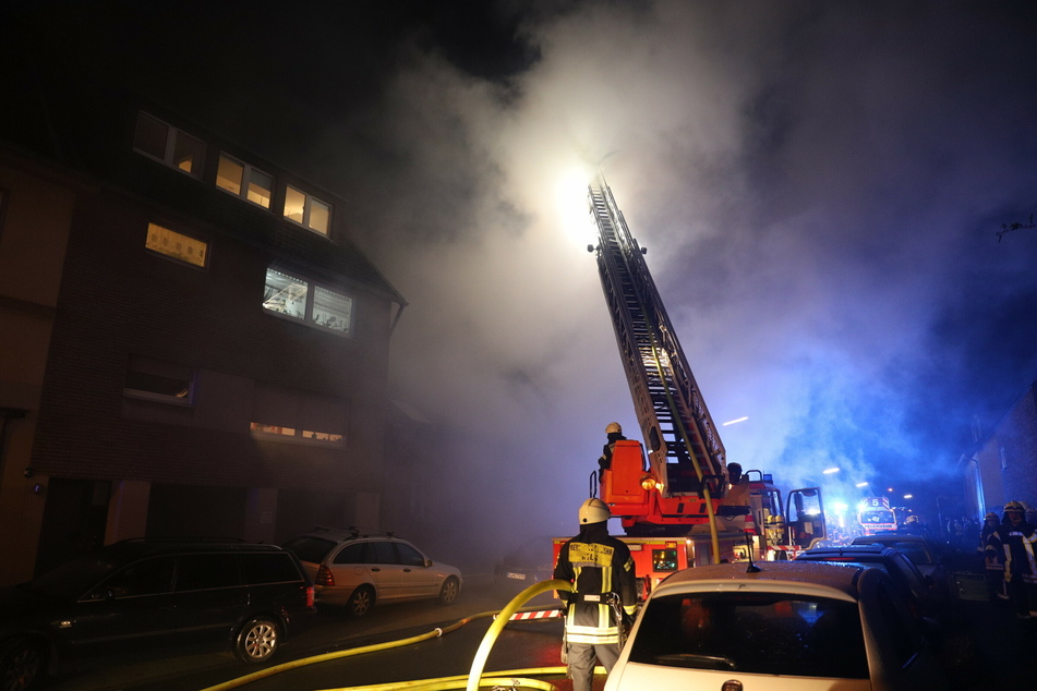 Die Feuer löschte den Brand am Dienstagabend in Köln-Worringen.