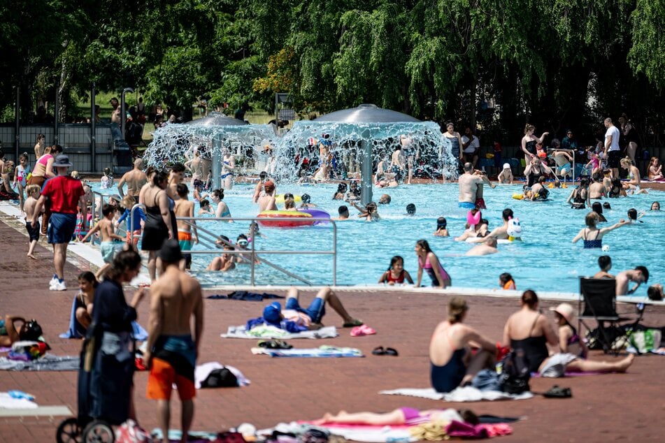 Wer am heißesten Wochenende ins Berliner Freibad will, sollte sein Ticket online sichern. (Archivbild)