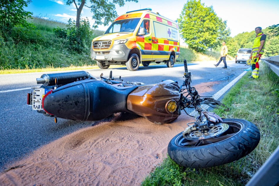 Die Polizei sucht dringend nach Zeugen des schweren Unfalls.