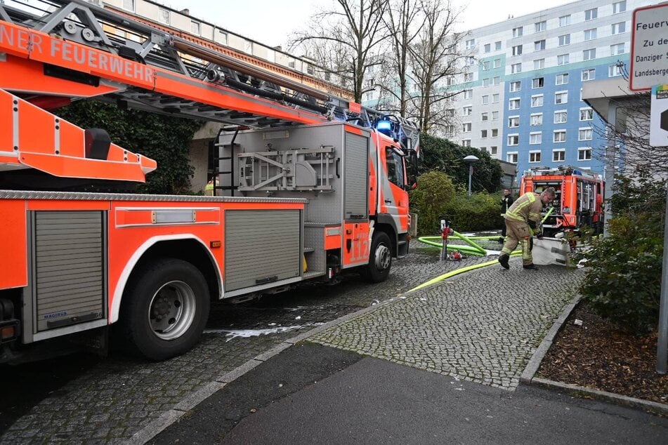 Die Einsatzkräfte rückten zu der Wohnung aus, nachdem der Brandrauch sich in der Wohnung ausgebreitet und die Rauchmelder aktiviert hatte.