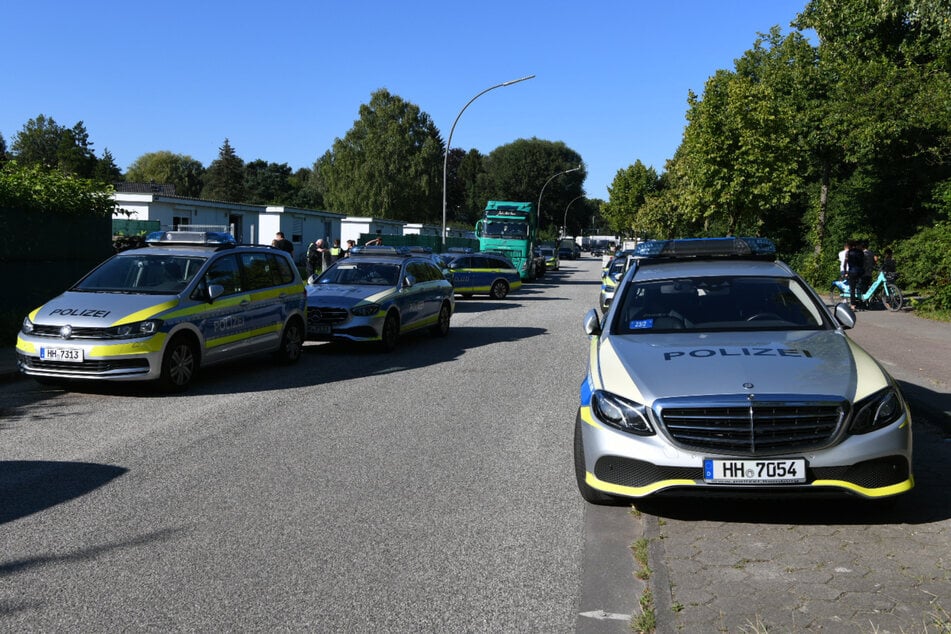 Eine Auseinandersetzung in einer Flüchtlingsunterkunft in Hamburg hat am heutigen Montag für einen Großeinsatz der Polizei gesorgt.