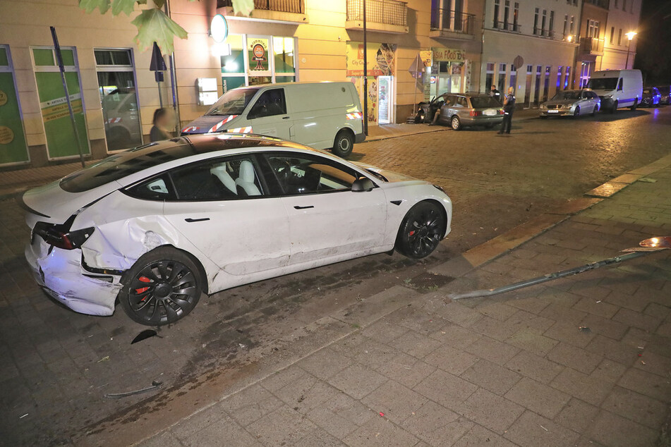 Der geparkte Tesla wurde durch den Aufprall ordentlich eingedellt.