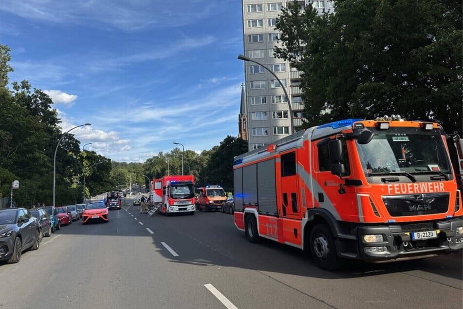 Die Einsatzkräfte mussten ihre Ausrüstung bis ins oberste Stockwerk des Hochhauses schaffen.