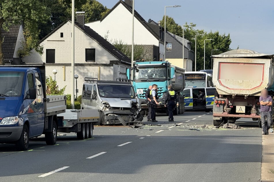 Bei dem Zusammenstoß wurden alle drei beteiligten Fahrzeuge beschädigt.