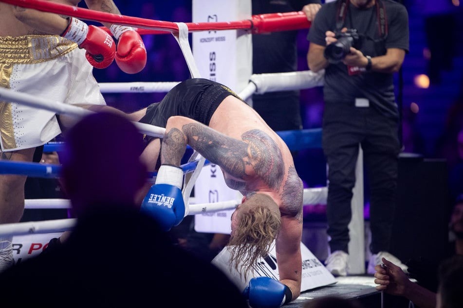 André Schiebler fliegt halb aus dem Ring, verliert den Kampf durch technisches K.o.