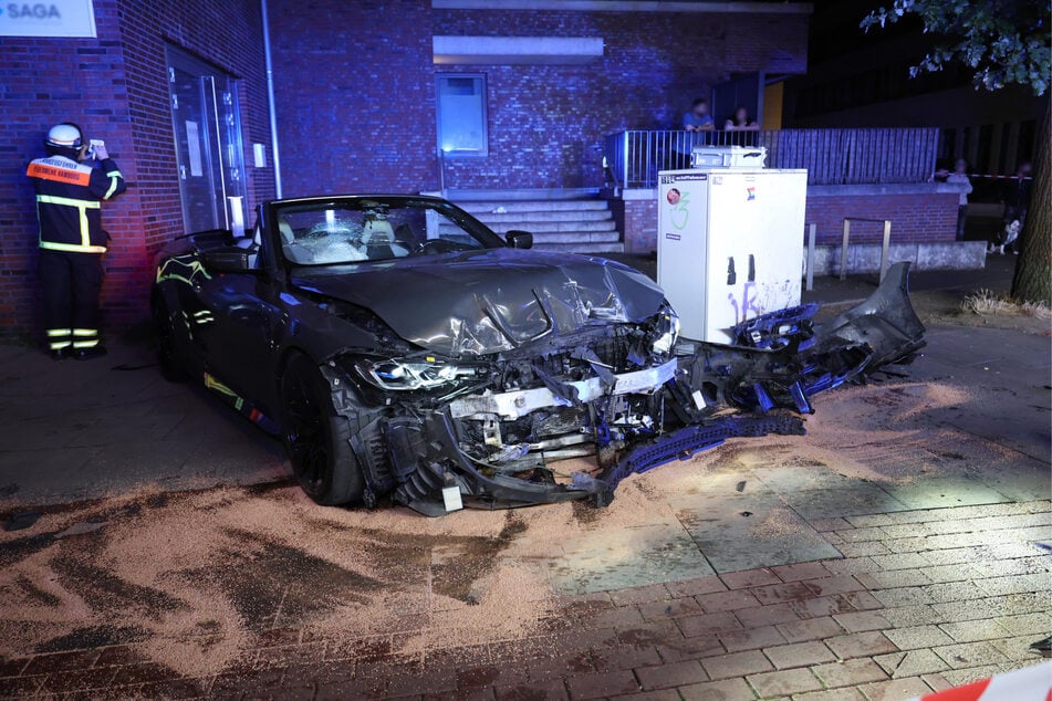 Der 18-Jährige und sein Beifahrer kamen leicht verletzt ins Krankenhaus.