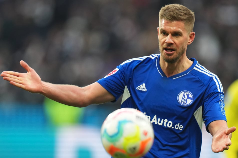 Simon Terodde (35) weiß, wo das Tor steht. Schalke 04 führt er 2023/24 als Kapitän aufs Feld.