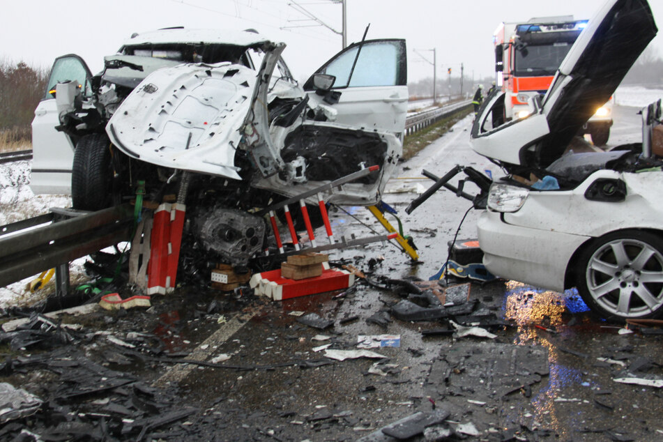 bmw schleudert in gegenverkehr mann stirbt am unfallort in bayern frau schwer verletzt in seat eingeklemmt tag24