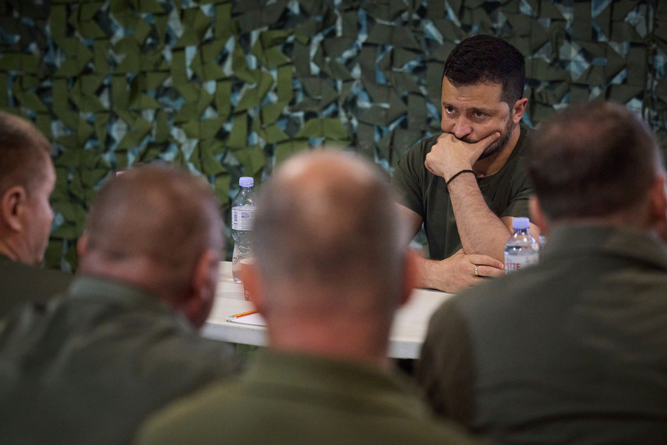 Wolodymyr Selenskyj (45) hört Soldaten während seines Besuchs im Hauptquartier der Brigaden zu.