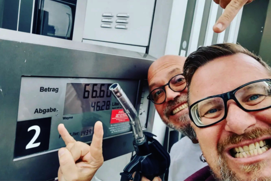 Genau 66,60 Euro beim Tanken geschafft! Das freut die Metal- und Rockfans Ande Werner (l.) und Lars Niedereichholz vom Comedy-Duo Mundstuhl.